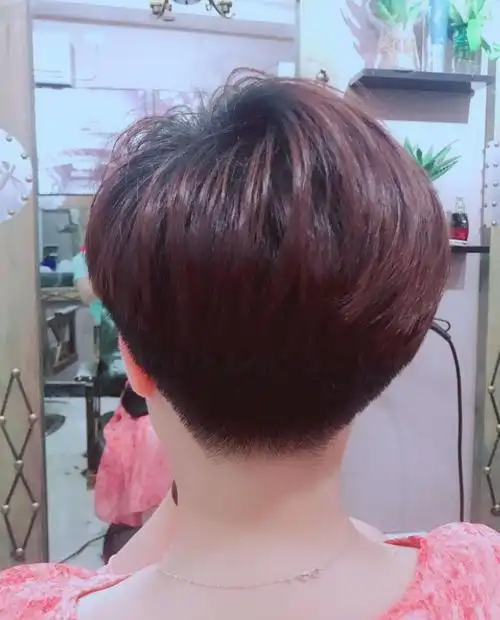 女生剃后脖短发图片大气清新减龄