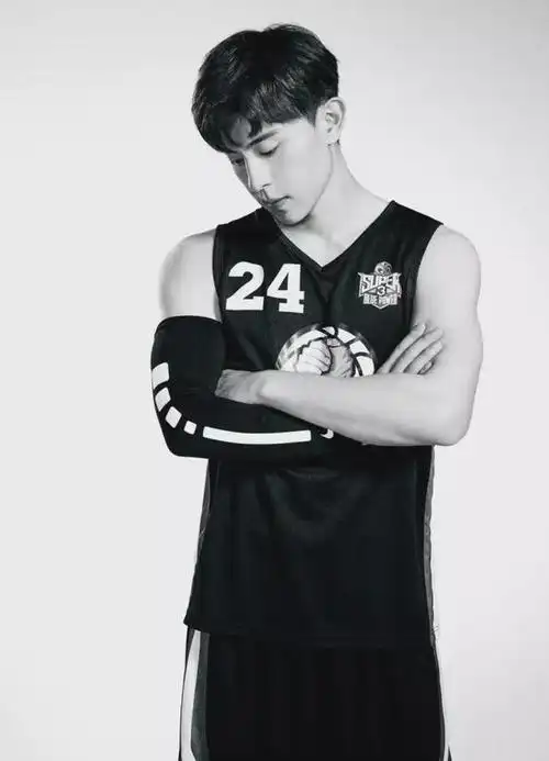 邓伦参加活动裤子太小,他的臀部太太太翘了!|腹肌|肌肉|南叔_网易订阅