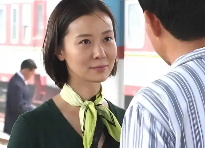 这样时间一长李泉竟然开始逼迫柯蓝,甚至让柯蓝放弃自己的事业