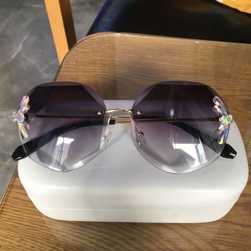 琪妍2020新款无边框镶钻太阳眼镜款式新颖优雅精致韩版时尚潮流款