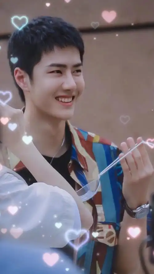 王一博#这两张照片笑的好开心哇,看到一博的笑容就瞬间被治愈了,太