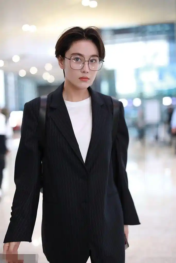 原创张馨予短发配西装虽少了女人味,但却多了一分男人都嫉妒的帅气!