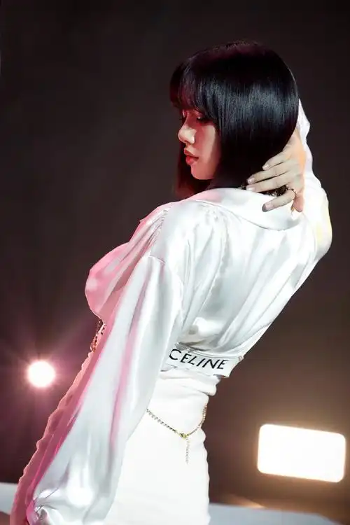 lisa | 青春有你第三季首组舞台照释出,聚光灯下,珠光白裙,酷黑外套