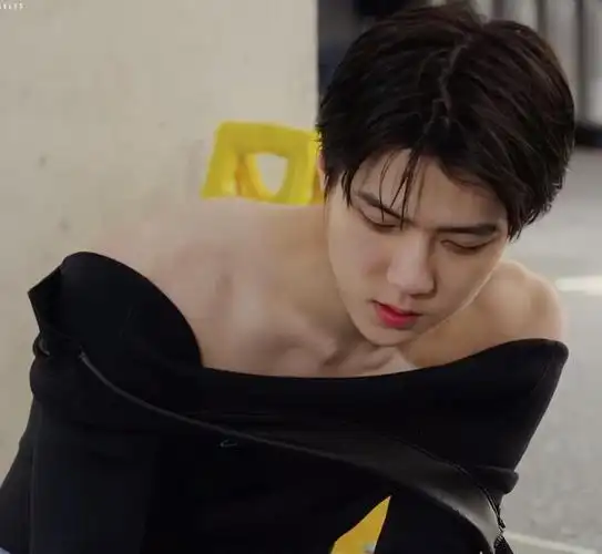 吴世勋曾为新剧增肌胖到不敢认与近照里的他形成了明显反差