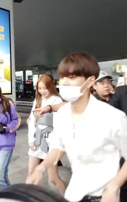 黄旭熙走机场时多次把女友带在身边,嫂子在众粉丝中很得意,小说照进