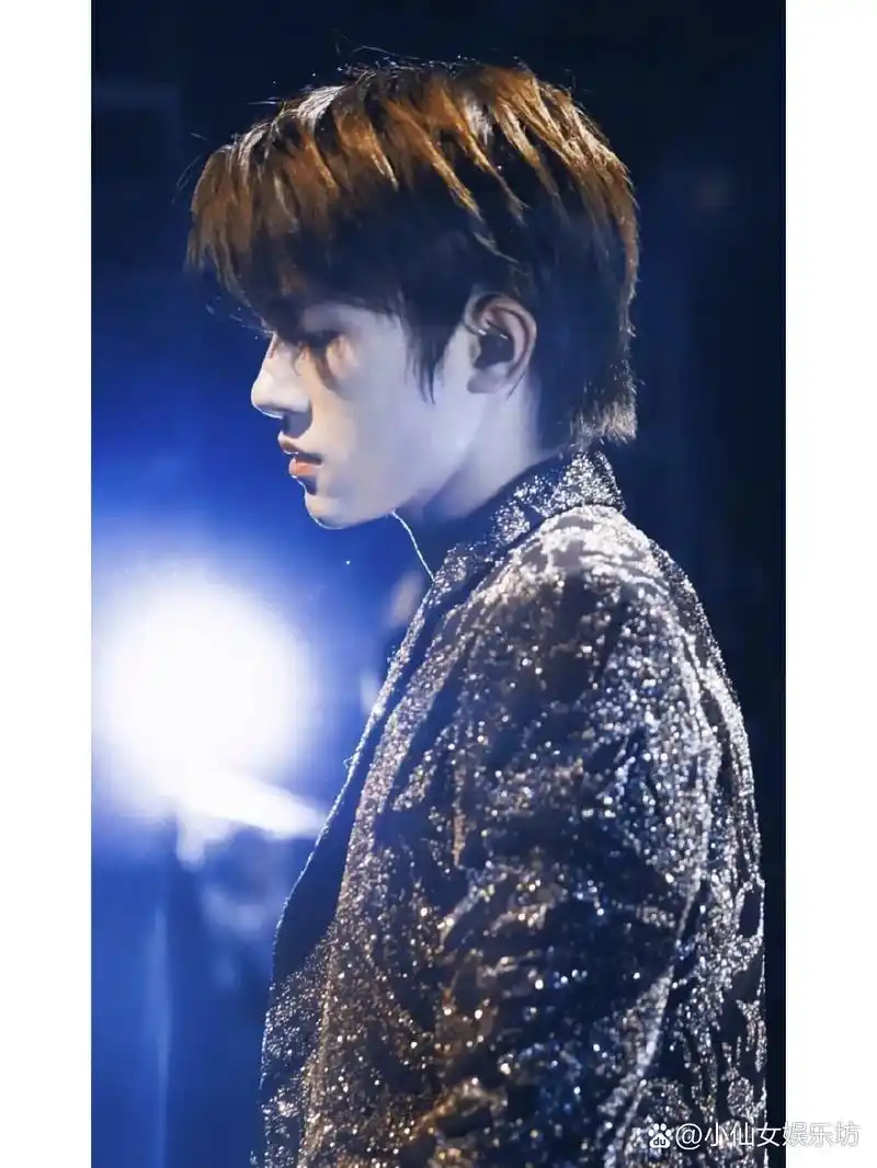 易烊千玺ins图集 我为千玺举大旗