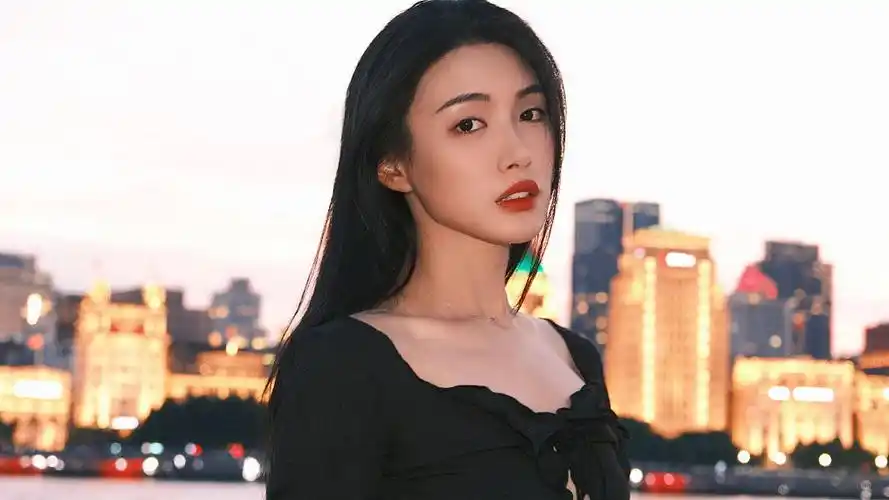 戴萌黑发红唇七夕写真释出 黑色方领绑带针织衫造型慵懒迷人_凤凰网