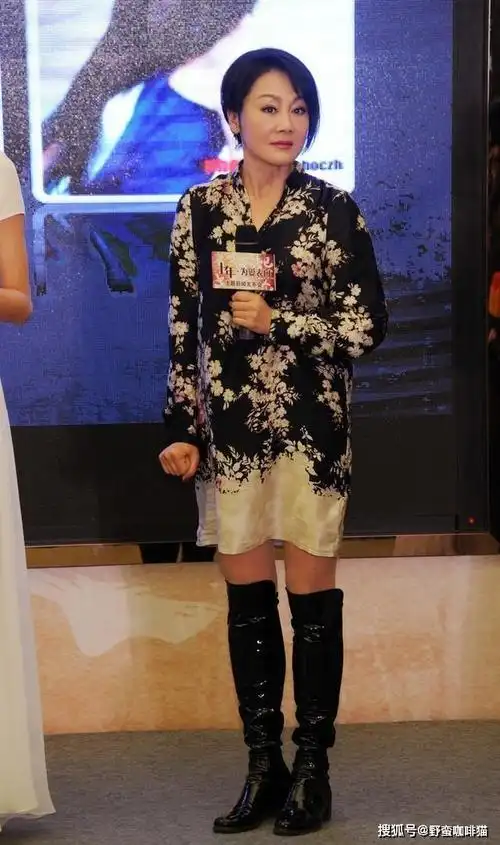 57岁王姬穿蕾丝红裙与女儿同台,依然风韵犹存,长发造型更显气质