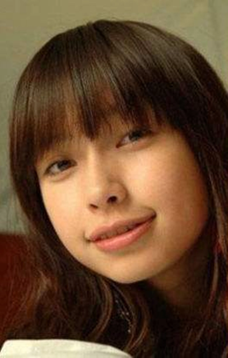 四,杨颖,杨颖早年前还有婴儿肥的照片,这个时候她还有龅牙,跟她现在的