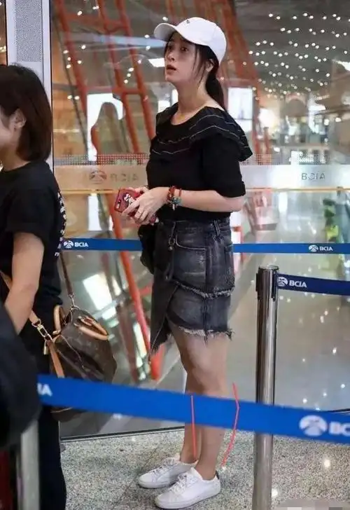 内八字,罗圈腿,鸭子步,这11位明星的走路姿势,笑死我了