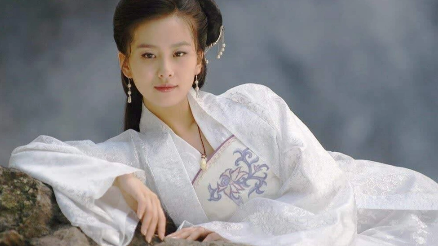《白蛇后传》刘诗诗扮演画中仙,身躺大石白衣飘飘,宛若仙女