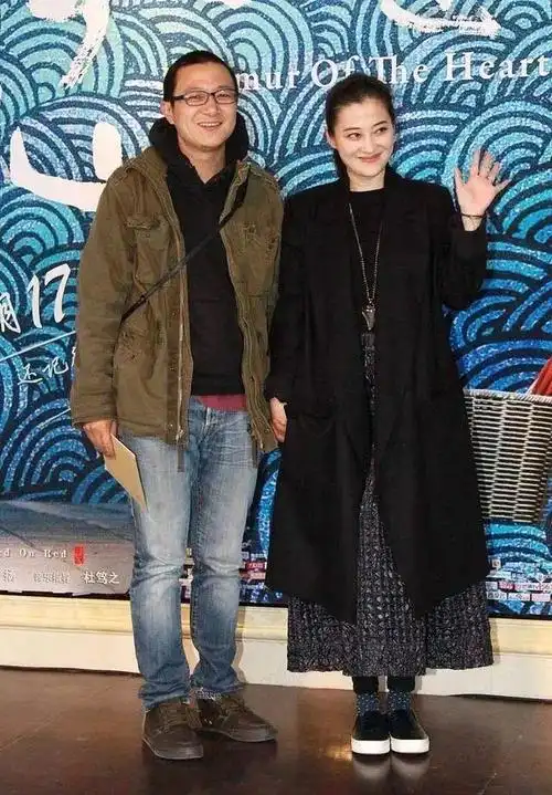 梅婷老公原来长这样夫妻俩手牵手亮相大11岁老公好羞涩像路人