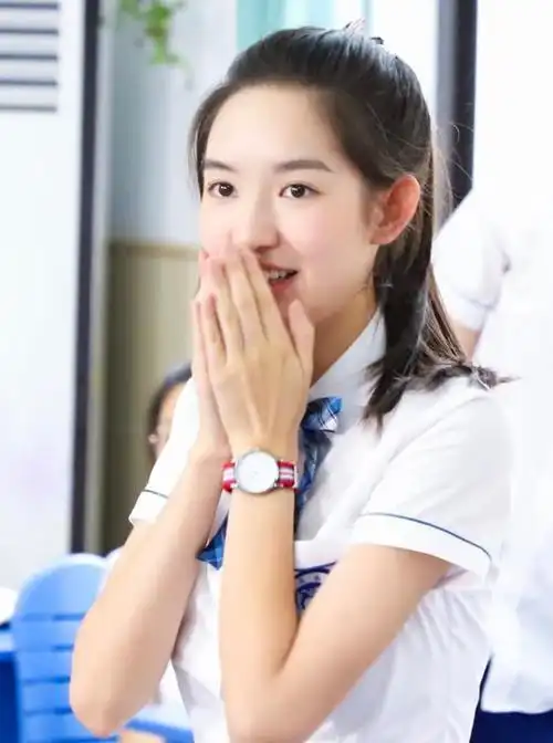 少年派中她被排挤今故意剪开一半长裙撩倒一片