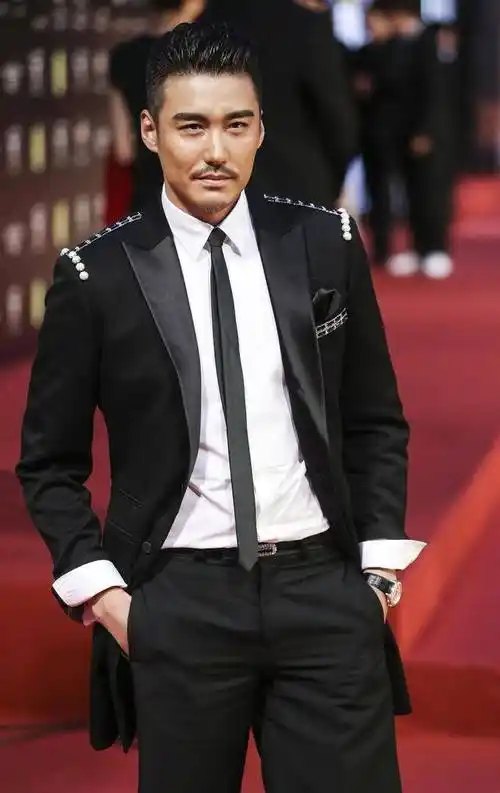 胡兵46岁,身高190cm,有立体雕塑的五官,贵族的气质.