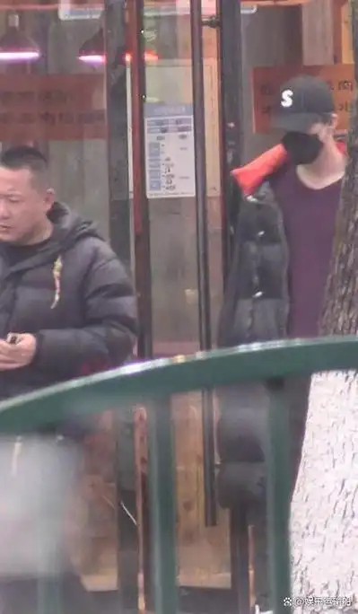 在照片中,刘宇宁身着简约的保暖内衣风格衣服,悠然自得地与助理离开