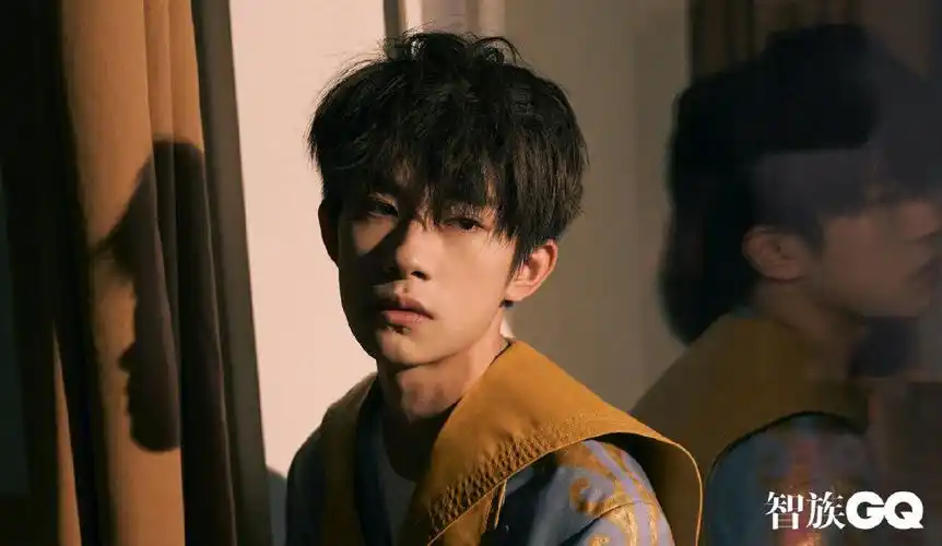 易烊千玺最新杂志大片上线气质超a上演致命眼神杀