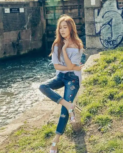 郑秀妍身穿露肩上衣搭配上牛仔裤和高跟鞋,感觉精致又休闲,视觉上很