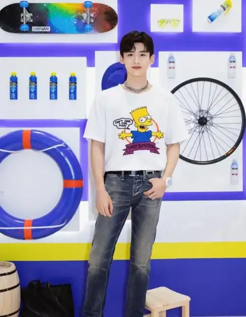 白敬亭穿紧身裤,站着双腿像竹竿,蹲下去时肌肉亮了_网易订阅