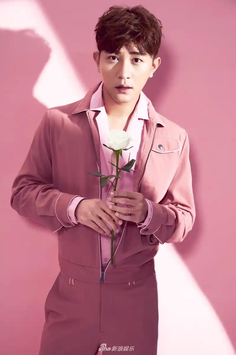 大左施展元气少年与浪漫绅士双重魅力