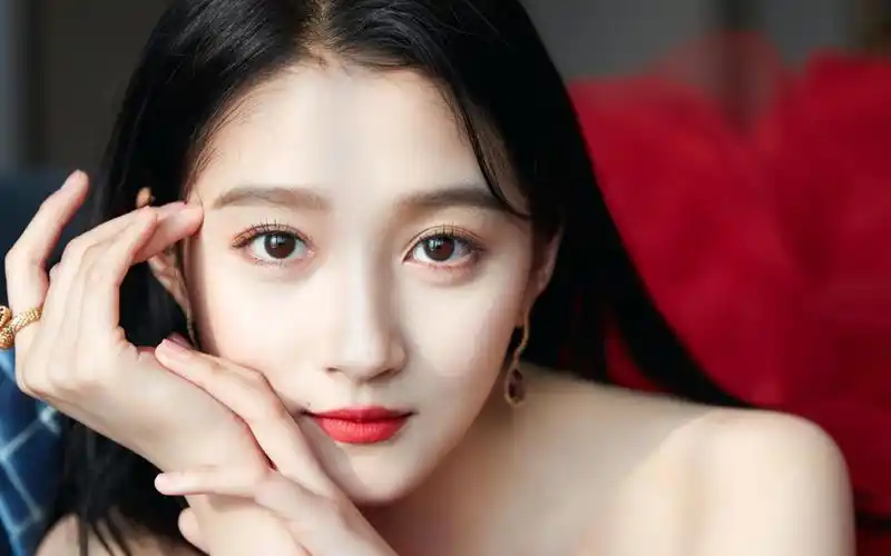 性感美女关晓彤红色露肩纱裙惊艳写真