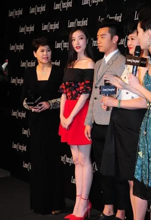 赵丽颖倪妮穿同款一字肩裙看出气质上的差别脸型挺重要