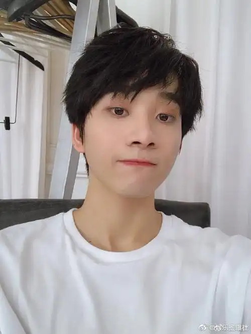 连淮伟这世间最完美的存在你的可爱让这份少年感更显得独特