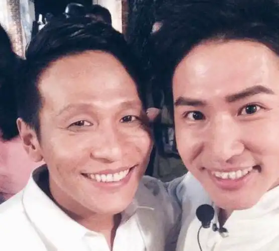 不过,人无完人.宋小宝身高不怎么高,最有特点的就是他的黝黑肤色了.