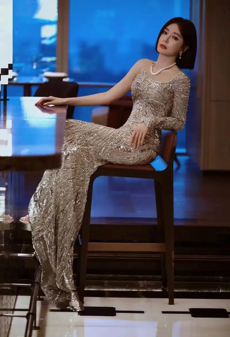 秦岚,蒋勤勤的露背裙造型 秦岚和蒋勤勤身着高调露背裙出席活动,成为