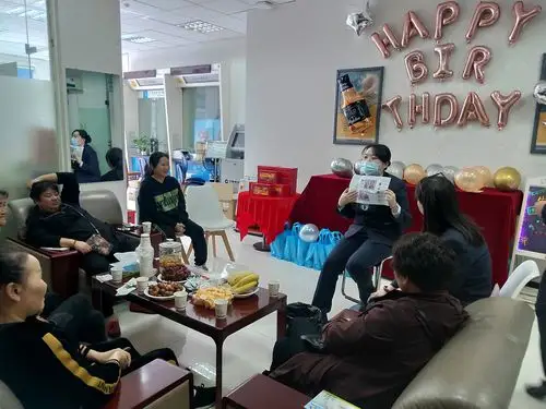 行长文春芳与客户一起点蜡烛,唱生日歌,许愿,吃蛋糕,庆祝大家共湍的