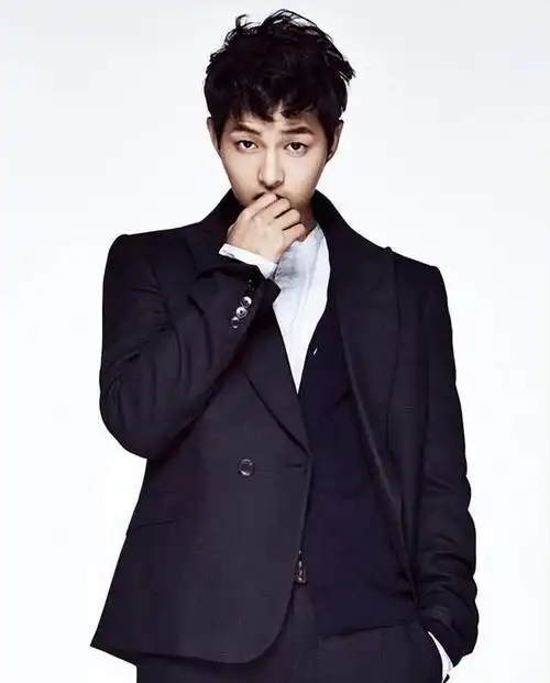 网友参加婚礼偶遇宋仲基身穿米白色西装佩戴墨镜丝毫没有架子