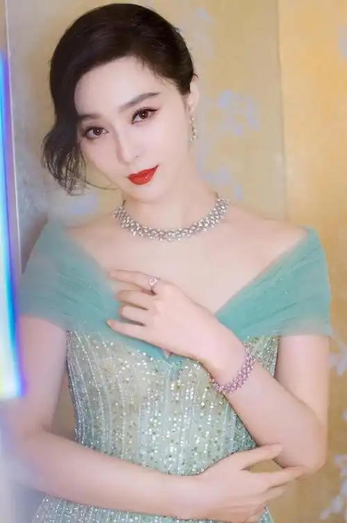 范冰冰近照骨瘦如柴,衬衫如麻袋,完全没了往日"范爷"气场|碎花|长裙