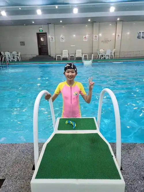 今天星期六,不爱校服爱泳装.