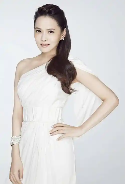 伊能静这次不"装美"了,穿黑色西装裙挑战大女人风,美得不像话_的设计