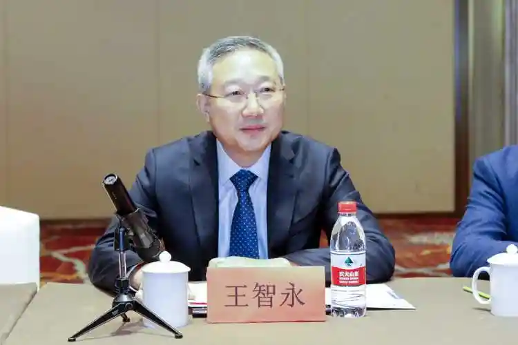 上海齐鲁公司党委书记,董事长王智永出席会议并致辞.