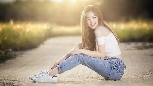 1皮肤白皙的漂亮美女,壁纸图片,女孩-桌面城市