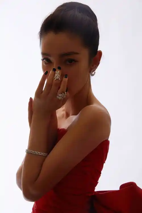 搜狐娱乐讯 8月14日晚,李冰冰工作室晒出一组活动美图,并配文"光影