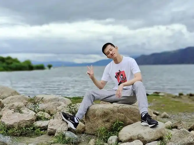 其实真人不好看,就普通人,都是照骗.还请多海涵