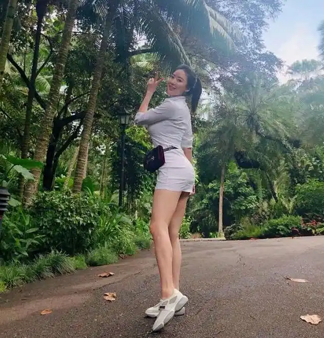 网红蒋娉婷美照:亭亭玉立,一举一动展现完美身材撩人心扉!