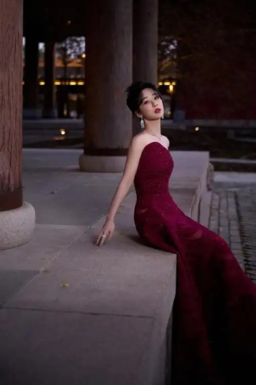 杨紫穿紫红色抹胸裙秀香肩 化身暗夜玫瑰