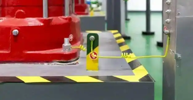 电机设备已经通过电缆的pe线外壳接地,还要不要在基础上做接地扁钢再