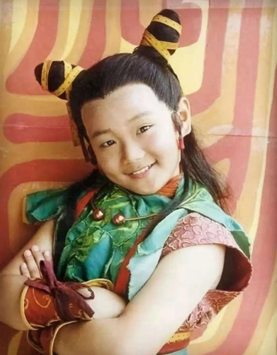 在曹骏小时候,他风靡全国的几部电视剧里,除了在《九岁县太爷》饰演机