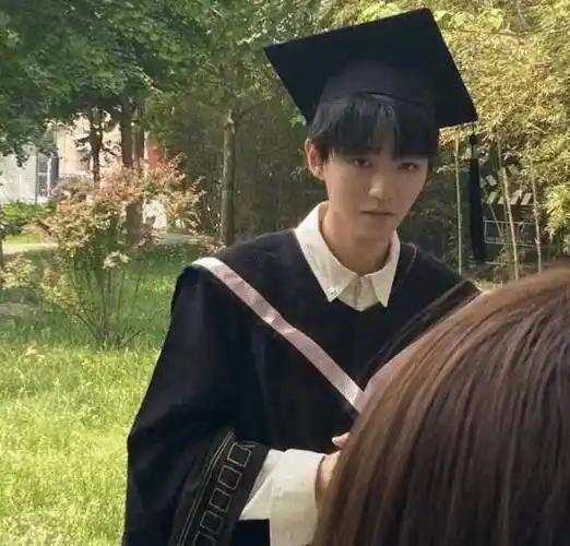 在与同学们拍毕业照时,王俊凯非常谦虚地站在第二排.