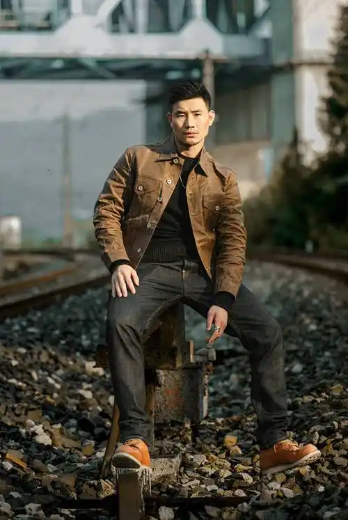 亚洲头号硬汉嘎子哥谢孟伟 轨道写真展现硬汉本真魅力_电影_盛宴_视觉