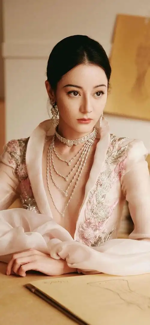 迪丽热巴,这位来自新疆的美丽女子,如同璀璨星辰般闪耀在娱乐圈的广阔