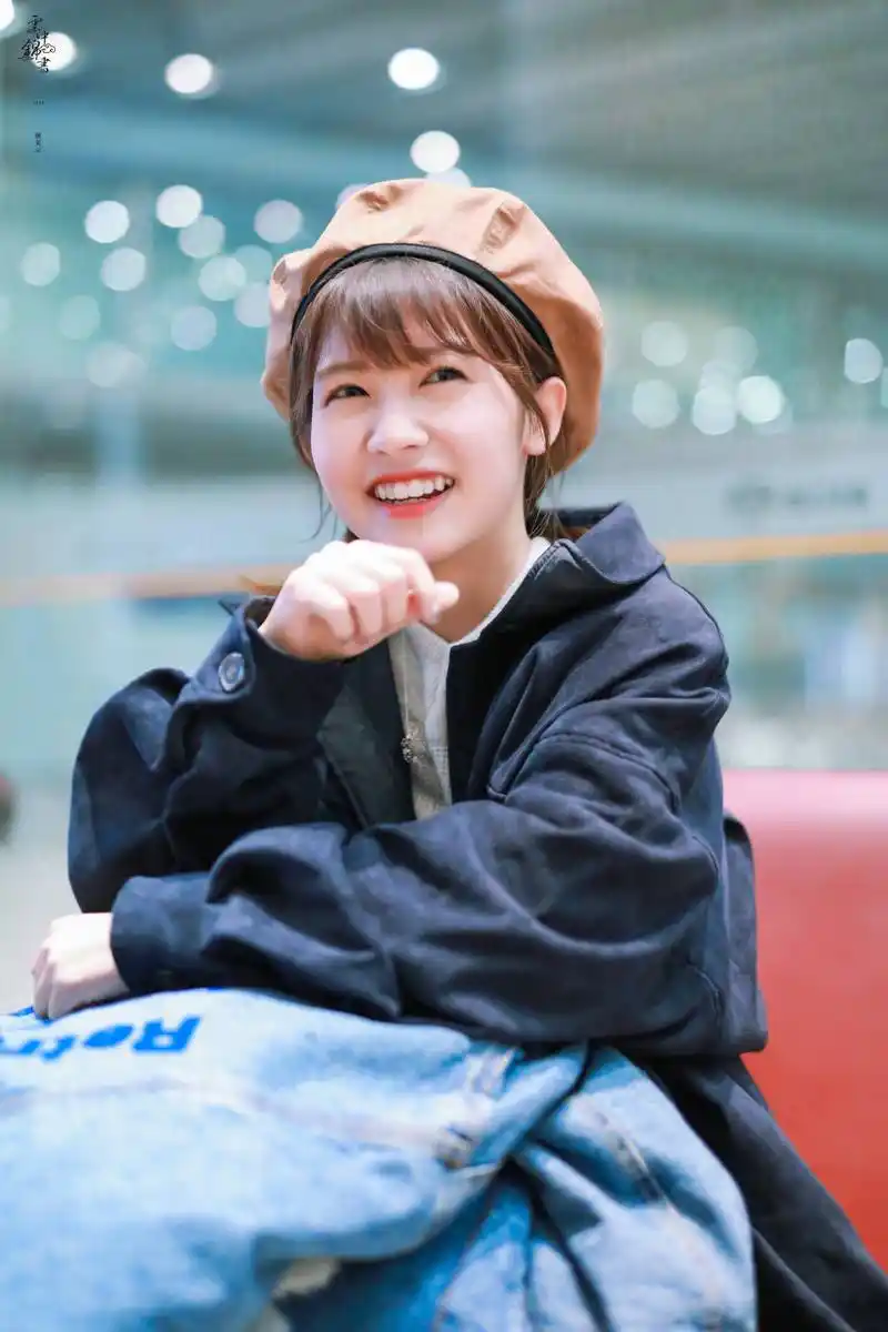 赖美云戴贝雷帽穿黑色外套现身机场,皮肤白皙笑容灿烂