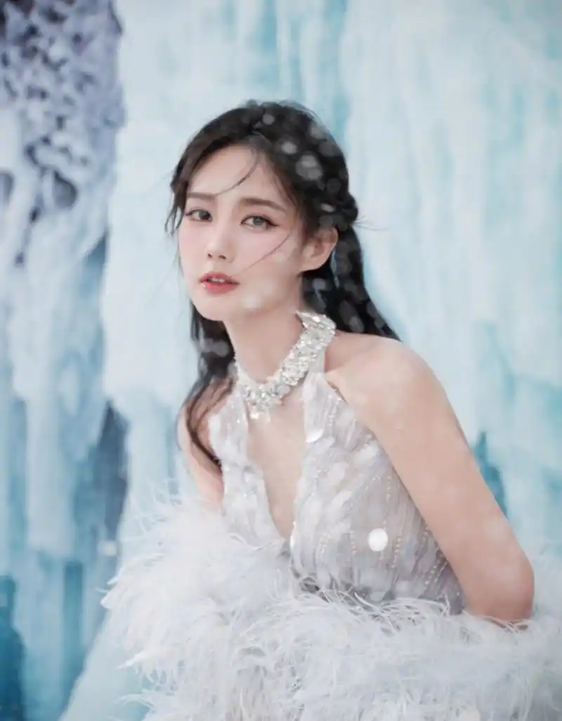 李一桐白色深v长裙写真,曼妙的身姿让人着迷,堪称内娱最美女神!