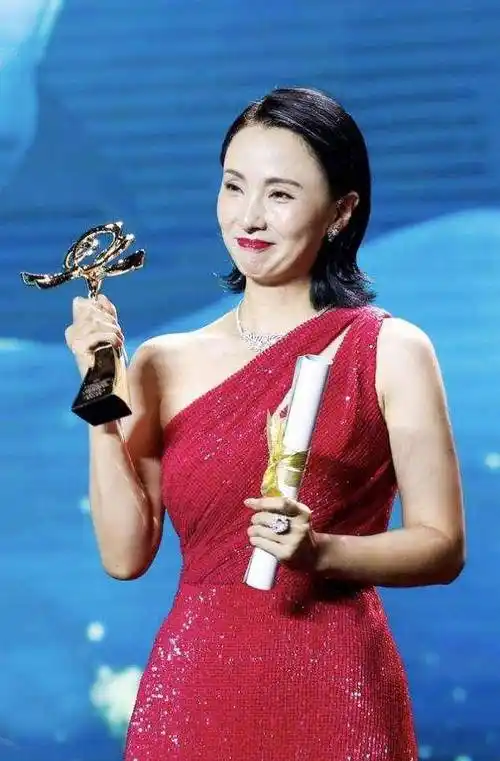 我们在陶虹的脸上也都看不到任何玻尿酸的痕迹,虽然现在年龄大了,看