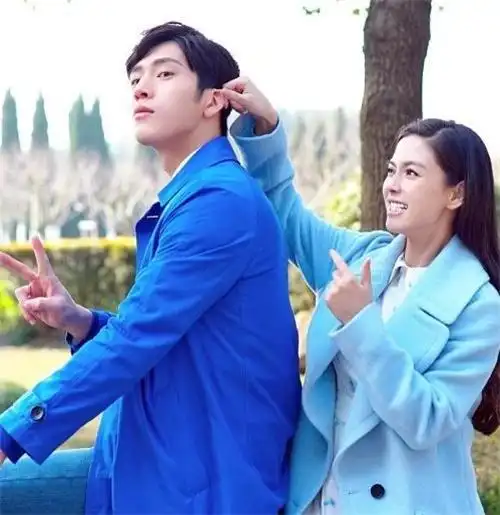 杨颖晒出与井柏然的合影,纪念十年友谊