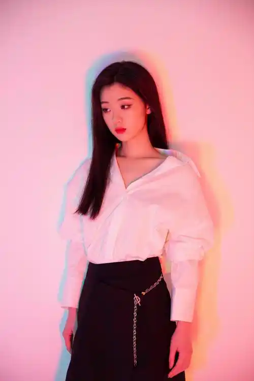 《分身》由著名音乐创作人何佳乐打造,将十九岁女孩的情感线条细腻