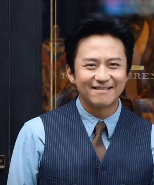 邓超现身成都参加活动面部圆润眼角皱纹明显夏天穿西装不怕热